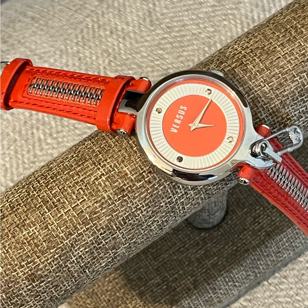 VERSUS by VERSACE NWOT AUTHENTIC  BISCAYNE II GENUINE LEATHER DESIGN WATCH
